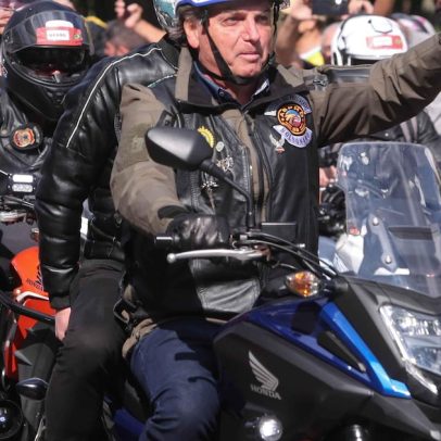 Bolsonaro participa de motociata mesmo com tornozeleira eletrônica