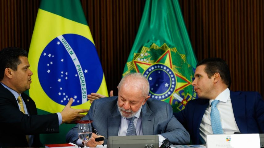 Presidente da República, Luiz Inácio Lula da Silva (PT) (c), entre os presidentes do Senado, Davi Alcolumbre (União Brasil-AP) (e), e da Câmara dos Deputados, Hugo Motta (Republicanos-PB) (Foto: Wilton Junior/Estadão Conteúdo)