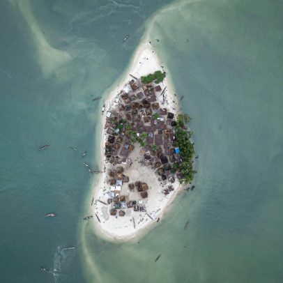 O avanço do mar destrói floresta em ilha da costa africana