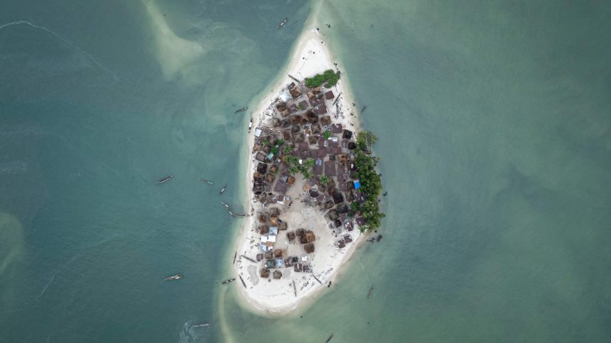 Ilha na costa da África está sendo tomada pelo avanço do mar (Foto: Patrick Meinhardt/AFP)