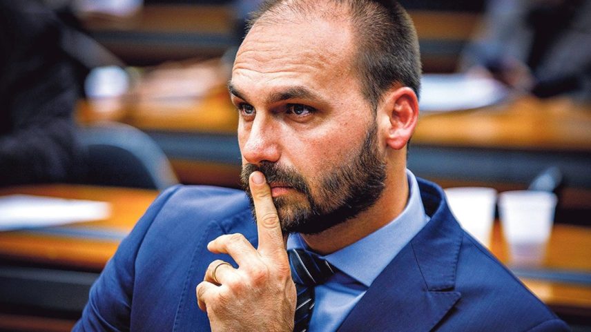 Deputado Eduardo Bolsonaro responde a processo por causa de uma declaração em que comparou “professores doutrinadores” a traficantes (Foto: Brenno Carvalho)