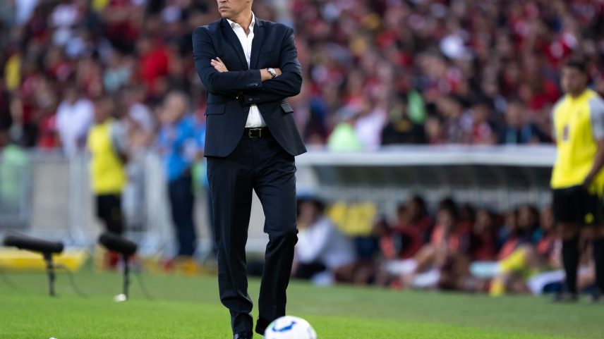 Hernan Crespo, técnico do São Paulo, na partida contra o Flamengo pelo Campeonato Brasileiro 2025 (Foto: Jorge Rodrigues/AGIF)