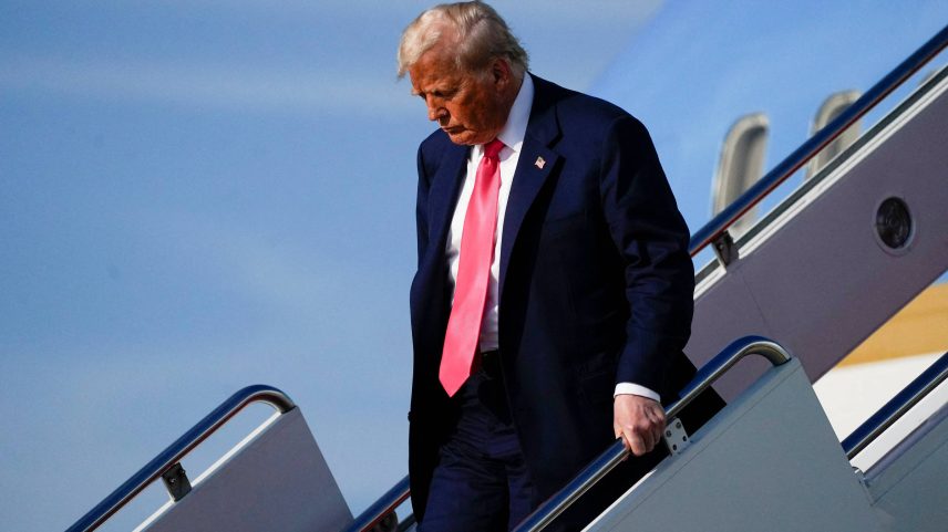 O presidente dos Estados Unidos, Donald Trump, desembarca do avião presidencial na Base Aérea Conjunta Andrews, em Maryland, nos EUA (Foto: Nathan Howard - 15.jul.25/Reuters)