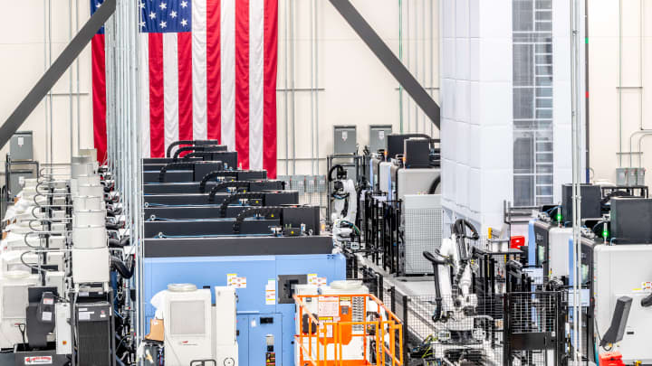 Uma visão geral da linha de fabricação em uma fábrica da Hadrian Automation Inc. (Foto: Hadrian Automation, Inc.)