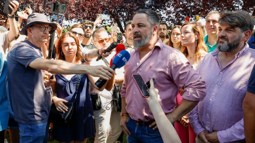 Santiago Abascal, presidente do Vox, atende à imprensa neste domingo em Alcalá de Henares (Madri). (Foto: J.J.Guillén/EFE)