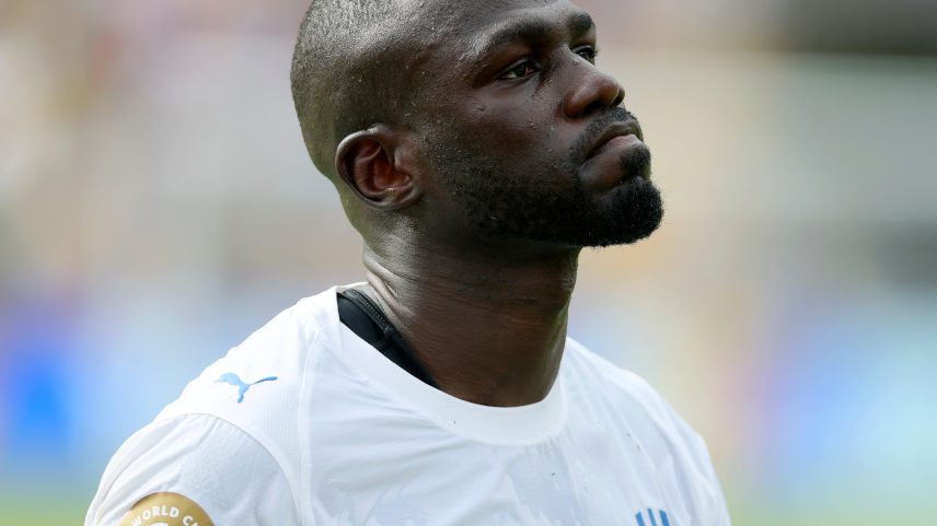 Koulibaly reclamou de dois possíveis pênaltis não marcados por Danny Makkelie (Foto: Richard Sellers/Sportsphoto/Allstar via Getty Images)