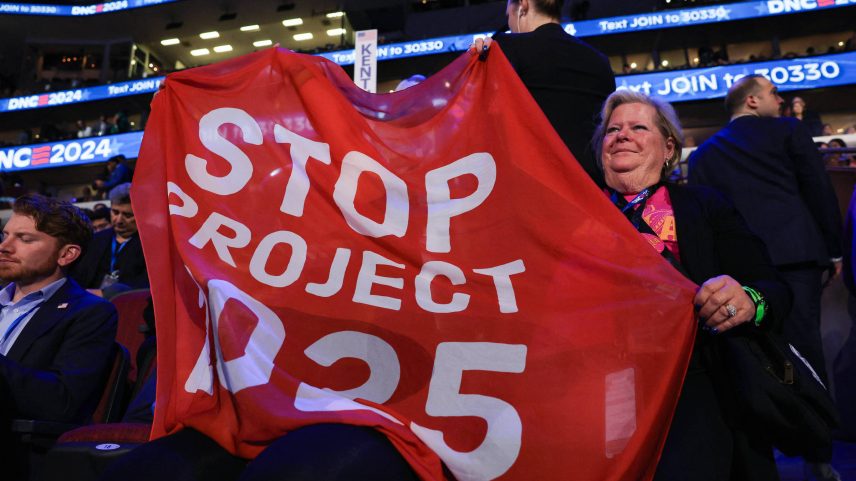 Pessoa segura uma bandeira com os dizeres "Parem o Projeto 2025" durante a Convenção Nacional Democrata em Chicago, nos EUA, em 2024 (Foto: Kevin Wurm - 20.ago.2024/Reuters)