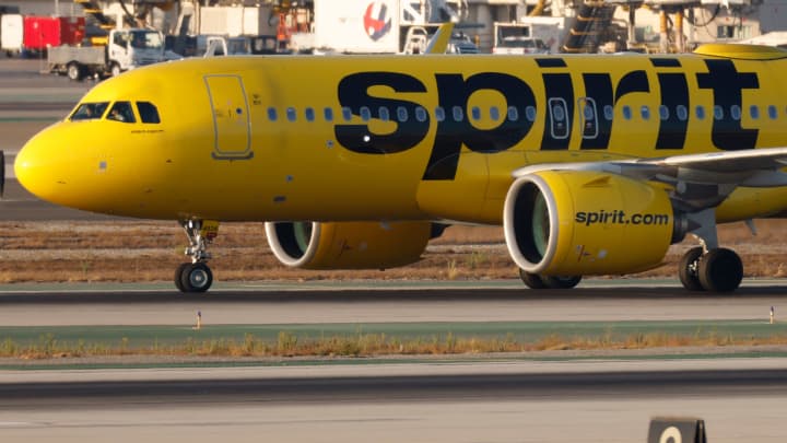 Um Airbus A320 da Spirit Airlines táxi no Aeroporto Internacional de Los Angeles após chegar de Boston em 1º de setembro de 2024, em Los Angeles, Califórnia. (Foto: Kevin Carter | Getty Images News | Getty Images)