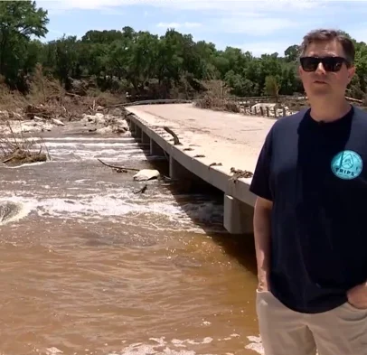 Família é resgatada de enchente no Texas com ajuda de vizinhos solidários