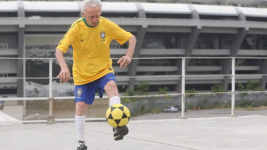Jankel Schor ficou conhecido do torcedor carioca pelas embaixadinhas que fazia no intervalo dos jogos em São Januário e no Maracanã (Foto: Guilherme Pinto/O Globo)