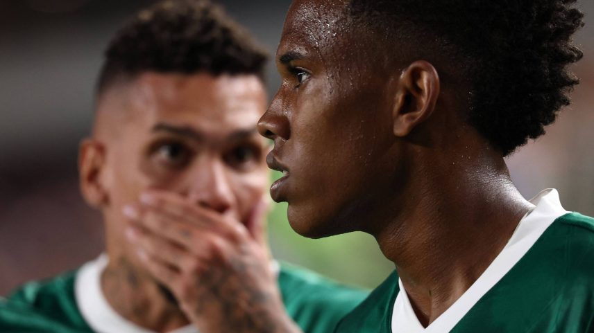 Estêvão lamenta durante partida em que o Palmeiras perdeu do Chelsea (Foto: FRANCK FIFE/AFP)