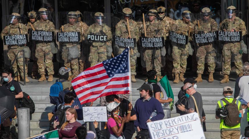 Manifestantes enfrentam membros da Guarda Nacional da Califórnia do lado de fora de um prédio federal, enquanto protestam contra operações federais de imigração, em Los Angeles (Foto: Apu Gomes - 9.jun.25/AFP)