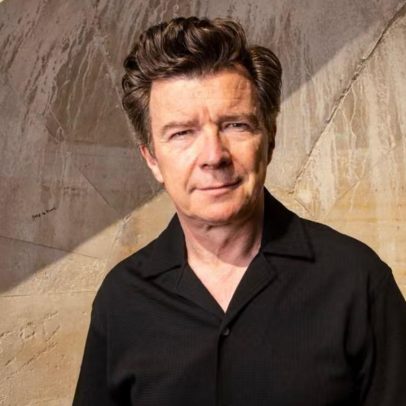 Rick Astley indica as melhores músicas para apimentar momentos íntimos