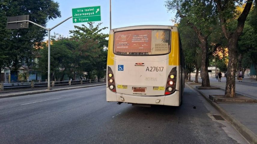 Ônibus da linha 432, no Rio de Janeiro, na altura do Maracanã (Foto: Reprodução)