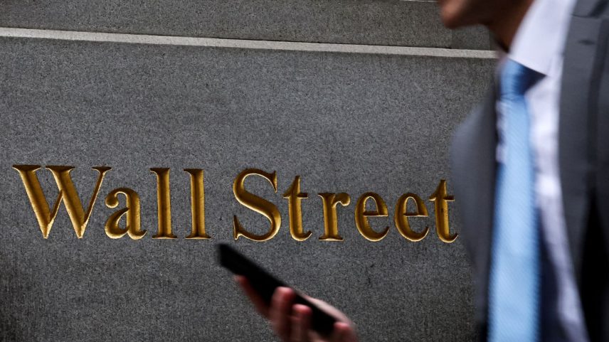 Homem caminha na Wall St. do lado de fora da Bolsa de Nova York - 07/04/2025 (Foto: REUTERS/Brendan McDermid)