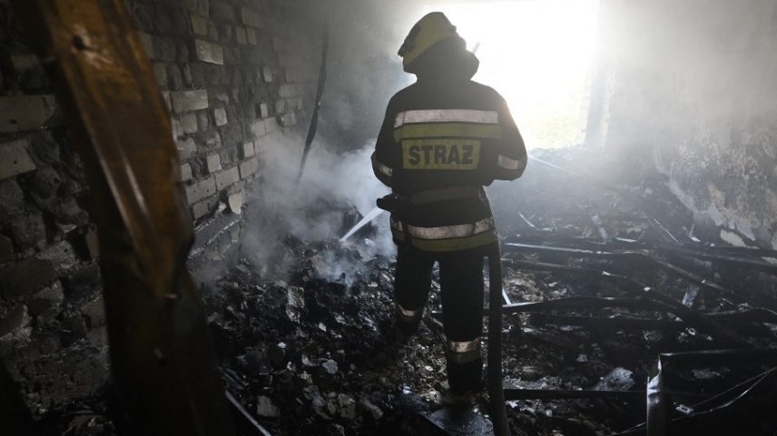 Bombeiro ucraniano apaga fogo em prédio residencial após ataque russo com drones em Kharkiv (Foto: SERGEY BOBOK / AFP)
