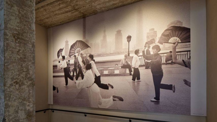 Fotografia de Sebastião Salgado, retratando Xangai, em 1998, em mostra no Museu Fotografiska da cidade (Foto: Divulgação)