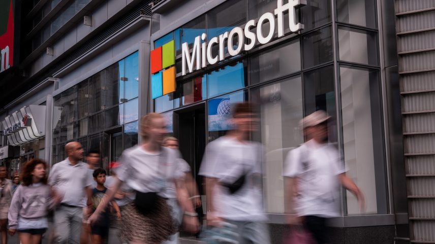 Pessoas passam em frente a um escritório da Microsoft em Nova York, EUA, na terça-feira, 22 de julho de 2025. A Microsoft Corp. acusou hackers patrocinados pelo Estado chinês de explorarem falhas em seu software de gerenciamento de documentos SharePoint em uma campanha de ataques que teve como alvo empresas e agências governamentais ao redor do mundo. (Foto: Adam Gray/Bloomberg)