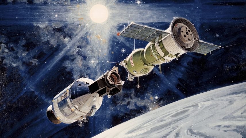 Conceito artístico de 1973 do Projeto de Teste Apollo-Soyuz, com a espaçonave Apollo à esquerda e a espaçonave Soyuz à direita. (Foto: NASA)
