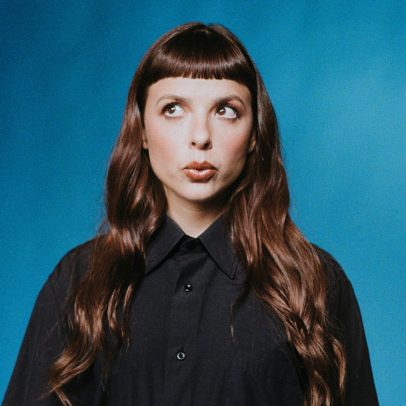 Julia Mestre anuncia turnê do álbum 'Maravilhosamente Bem' com influências dos anos 80