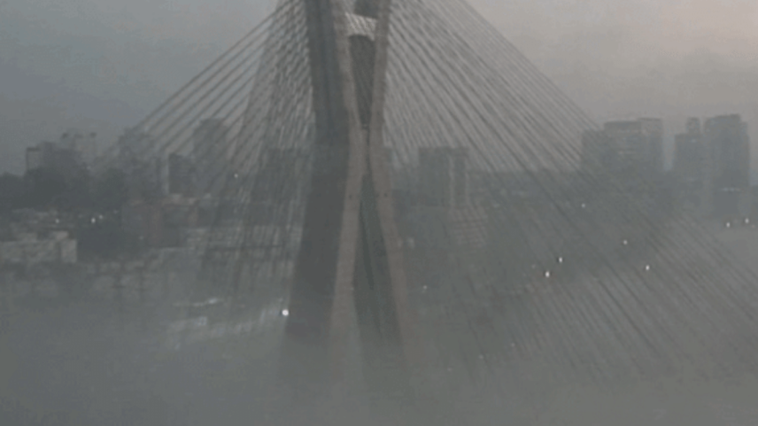 Nevoeiro cobriu a Ponte Estaiada, na zona sul de São Paulo (Foto: Reprodução / TV Globo)