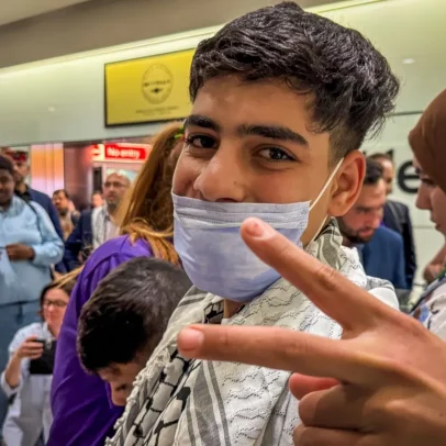 Criança ferida na guerra de Gaza chega ao Reino Unido para tratamento médico