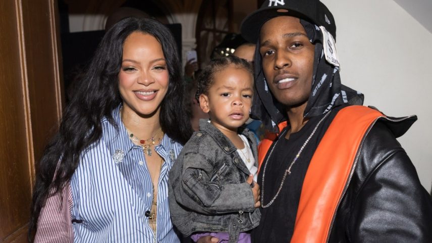 Rihanna e seus filhos, RZA e Riot Rose, fazem uma viagem de carro em família juntos em fotos adoráveis recentemente compartilhadas pela mogul da Fenty. (Foto: Reprodução)