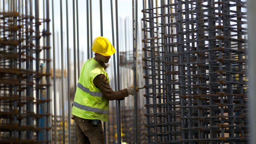 Dificuldade de crédito é apontada como entrave na construção civil — Foto: Designed by Freepik