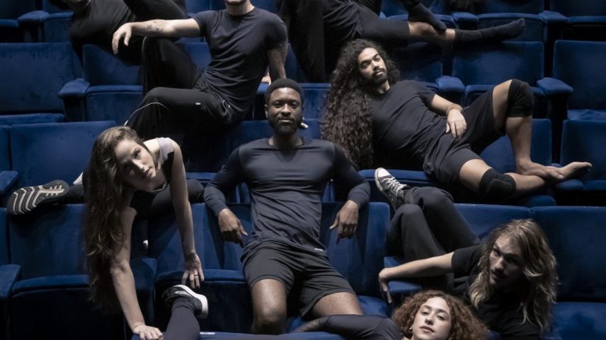 Parte do elenco que superou os testes e entrou no espetáculo 'Hair': seleção aberta a qualquer interessado teve 900 candidatos — Foto: Outro ator egresso da audição aberta parece ter o nome sob medida para este musical. Kabelo tem 27 anos, é professor de hip-hop e começou a treinar a voz com os louvores da igreja evangélica que frequentou quando criança e adolescente. Atualmente, ele a exercita nos cantos para Exu que entoa nos terreiros das religiões de matriz africana que frequenta. Kabelo não sofreu muito para cantar os 16 compassos de “I can’t stand still”, do musical “Footloose”, na sua primeira audição. Curiosamente, foi na hora da prova de dança, seu território mais confortável, que ele tremeu nas bases. — Cara, eu ia dançar para o Alonso (Marcelo Alonso, coreógrafo do musical), um cara respeitadíssimo. Fiquei muito nervoso... Para piorar, ele ainda me puxou para a frente do grupo do teste, pediu que eu fizesse o movimento que ele queria e mandou para a turma: “É assim, entenderam?” Fiquei todo cagado de vergonha — disse o rapaz que agora tira onda nos ensaios: — Sou nome de musical! No processo de ensaios q (Foto: Reprodução)