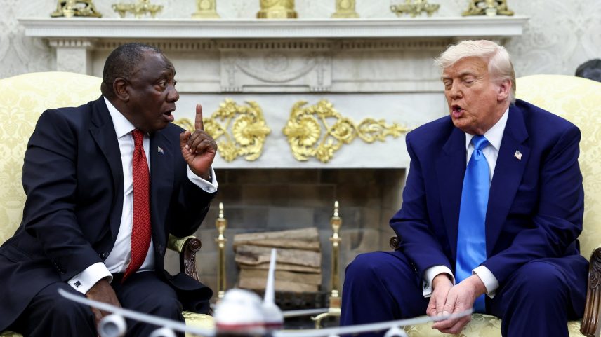 O presidente dos EUA, Donald Trump, encontra-se com o presidente sul-africano, Cyril Ramaphosa, no Salão Oval da Casa Branca, em Washington, D.C., EUA, em 21 de maio de 2025. (Foto: REUTERS/Kevin Lamarque)