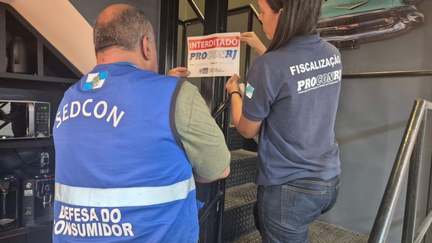 Barbearia interditada pela Defesa do Consumidor no Taquara Plaza (Foto: Divulgação/Sedcon)