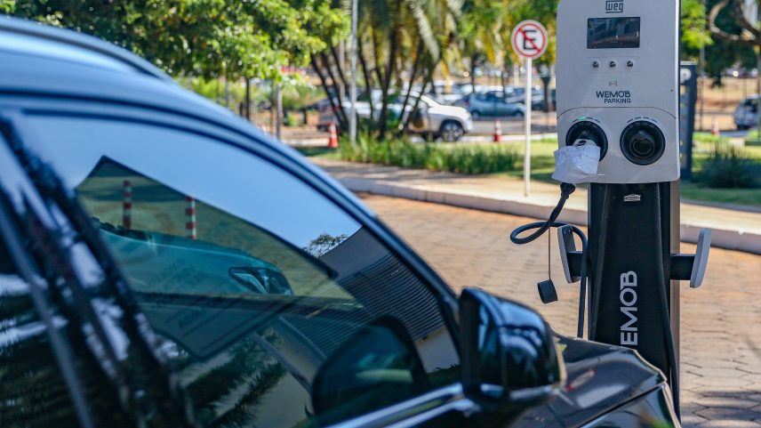 Estabelecer parâmetros de segurança para acompanhar a expansão da mobilidade elétrica nas cidades, sem comprometer a estrutura dos edifícios residenciais e comerciais (Foto: José Cruz/Agência Brasil)