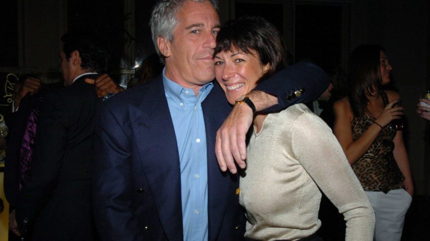 Ghislaine Maxwell e Jeffrey Epstein em Nova York, em 2005. (Foto: Joe Schildhorn/Patrick McMullan/Getty Images)