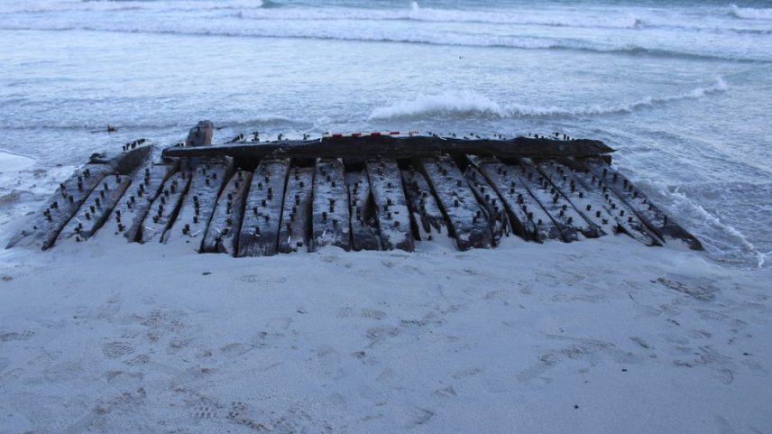 Restos de embarcação naufragada são encontrados em Sanday, na Escócia (Foto: Wessex Archaeology via AP)