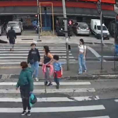 Homem lança concreto contra ônibus e quebra para-brisa em São Paulo
