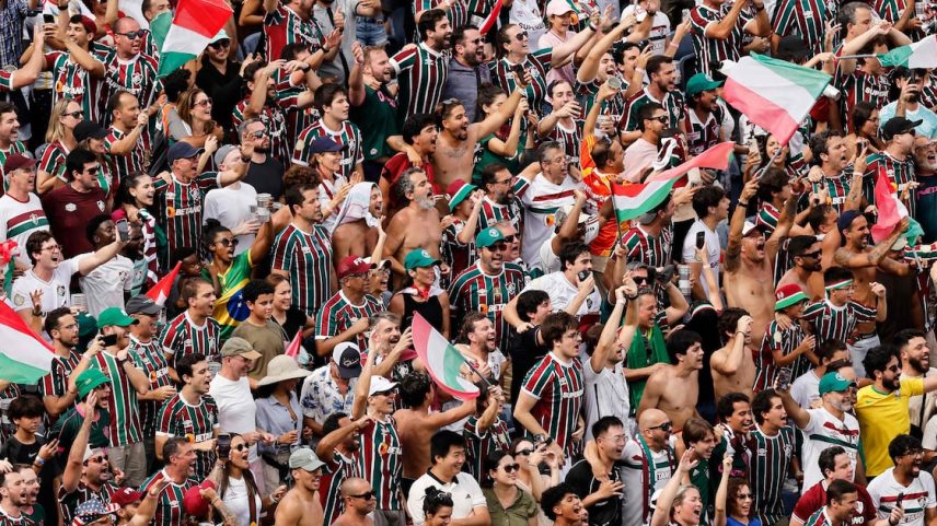 Torcida do Fluminense vibra com classificação sobre o Al-Hilal no Mundial de Clubes. (Foto: Michael Reaves/AFP)