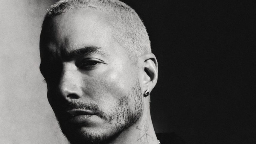 J Balvin amplia seu recorde inigualável na parada Latin Airplay da Billboard, com "Rio" subindo de 11 para 1 na lista datada de 12 de julho. (Foto: Reprodução)