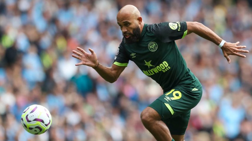 Bryan Mbeumo, com a camiseta do Brentford e frente ao City no curso anterior. (Foto: Scott Heppel/AP)