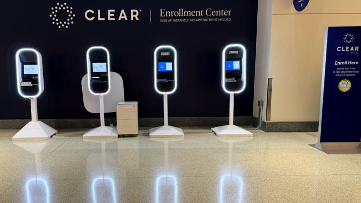 Terminais de inscrição da CLEAR Secure são mostrados perto de uma localização de segurança da TSA no Aeroporto Midway em Chicago, Illinois, em 23 de agosto de 2024. (Foto: Mike Blake | Reuters)