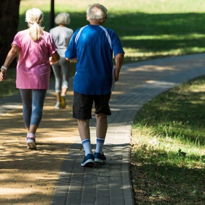 Caminhar regularmente traz benefícios significativos para o condicionamento físico