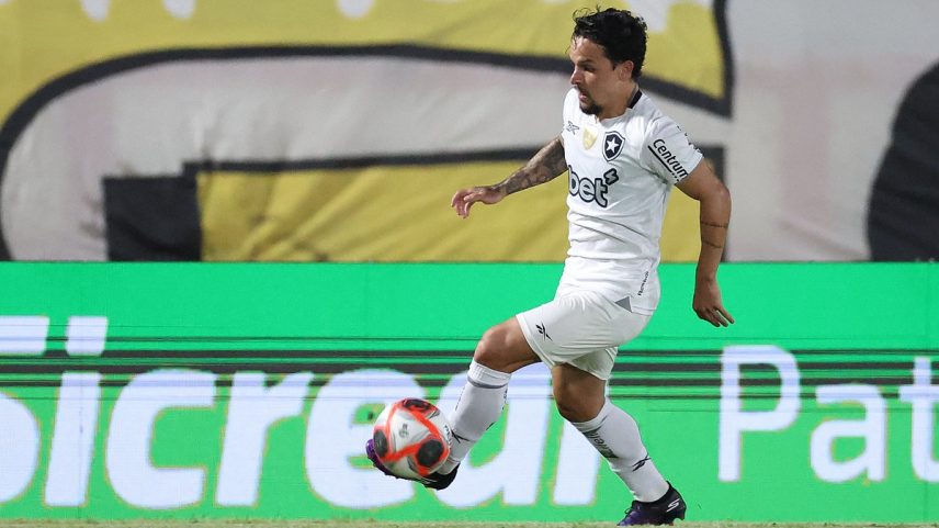 Artur desfalcará o Botafogo contra o Corinthians (Foto: Vitor Silva/Botafogo)