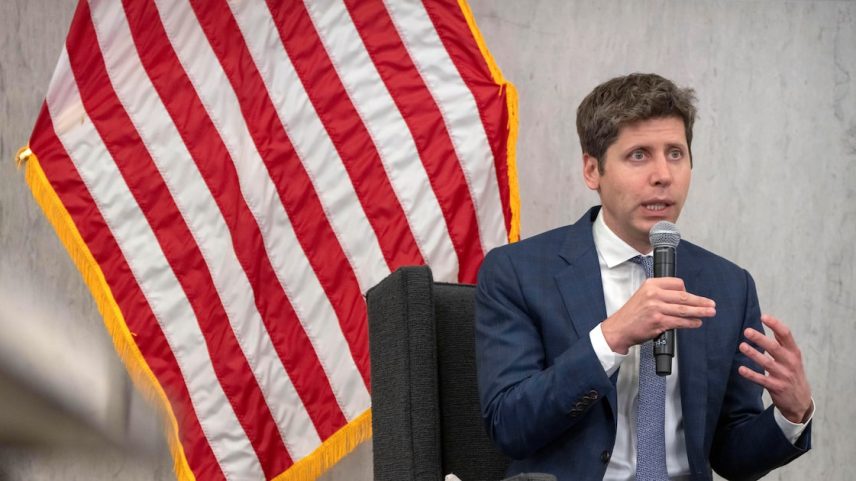 O CEO da OpenAI, Sam Altman, diz que ainda não deixa o ChatGPT fazer toda a sua escrita - em vez disso, ele pega uma caneta e papel especiais para navegar pelos desafios (Foto: Mark Schiefelbein/AP)