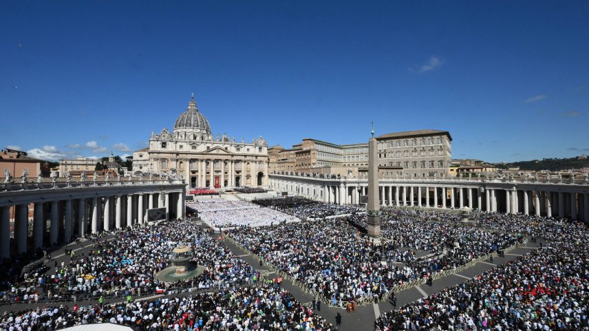 Fiéis na praça São Pedro, no Vaticano, durante funeral do papa Francisco; o Arquivo Apostólico do Vaticano não é aberto ao público e fica em um lugar de acesso restrito (Foto: Reprodução)