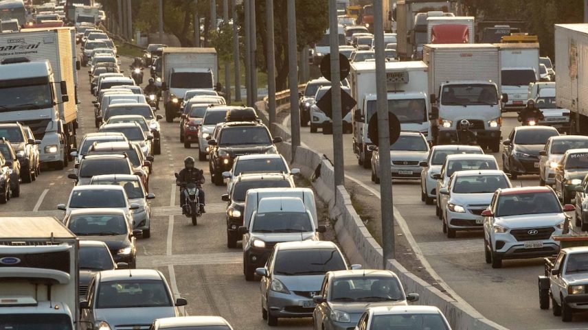 Custo para emissão de carteira de motorista pode diminuir em cerca de 80%, segundo ministro Renan Filho, se retiradas exigências como aulas feitas em autoescola. (Foto: Daniel Teixeira/Estadão)