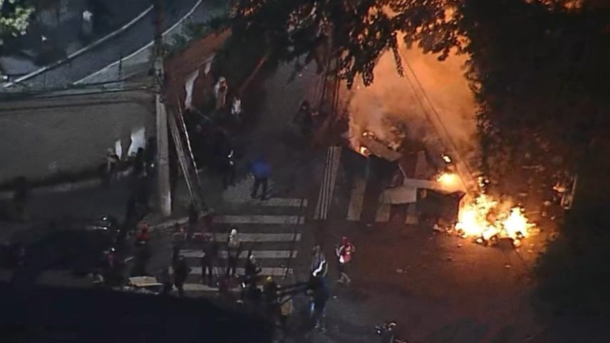 Grupo virando carro na região de Paraisópolis — Foto: TV Globo/ Reprodução
