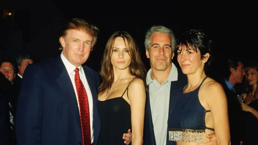 Donald Trump, sua atual esposa Melania, Jeffrey Epstein e Ghislaine Maxwell posam para uma foto em fevereiro de 2000 (Foto: Getty Images)