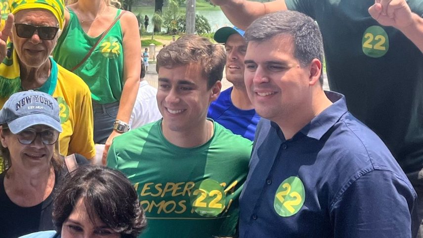 Deputado Nikolas Ferreira (de verde) ao lado de Bruno Engler, em atividade da campanha eleitoral de 2024 em Belo Horizonte (Foto: Luísa Marzullo/Agência O Globo)