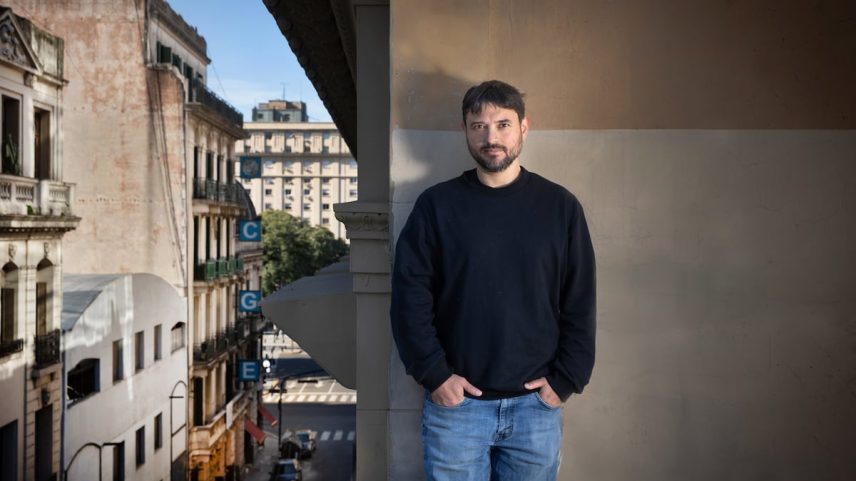 Juan Grabois nas oficinas de seu partido Patria Grande, em Buenos Aires, em junho de 2025. (Foto: Mariana Eliano)