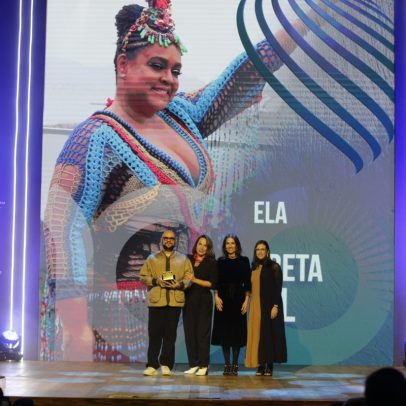 Preta Gil é homenageada no Faz Diferença 2024 com Flora Gil e Gominho no palco