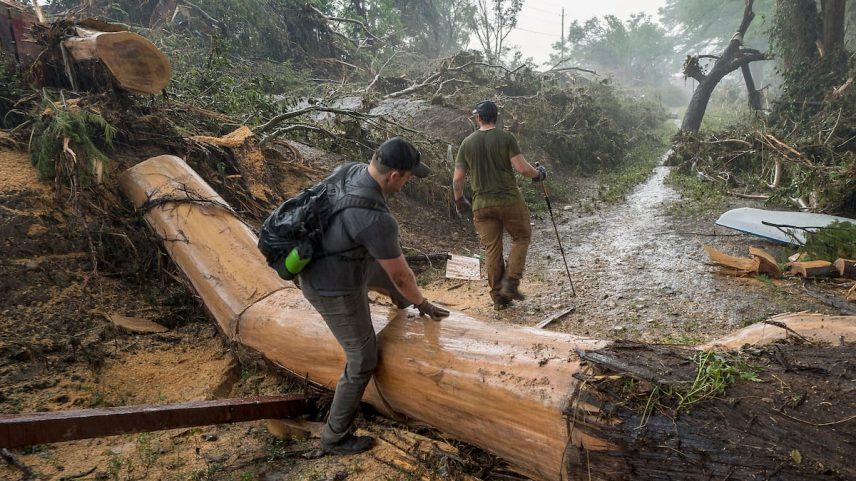 Voluntários buscam os desaparecidos perto do rio Guadalupe, no Texas. (Foto: Rodolfo Gonzalez/AP)